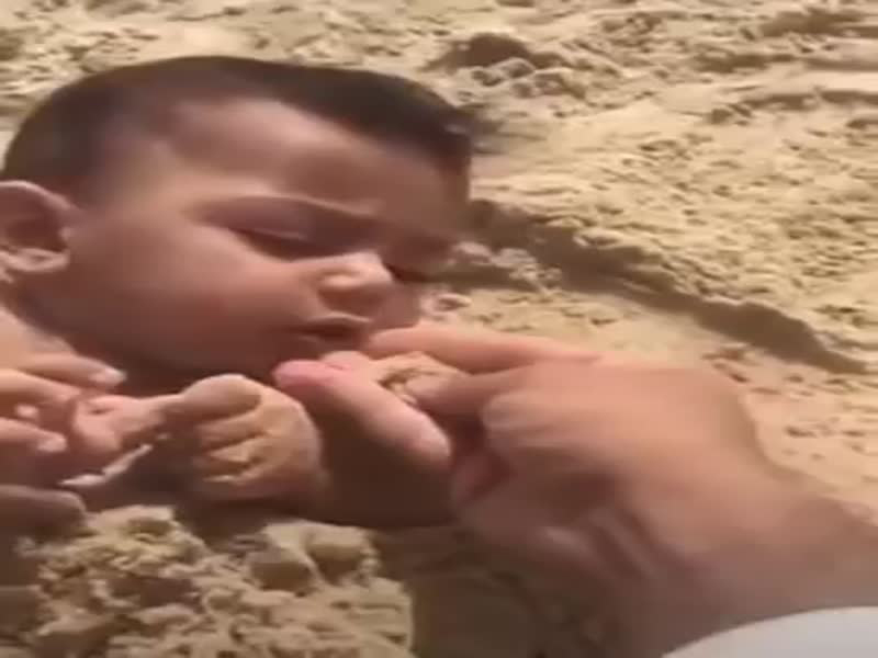 شاهد بالفيديو: أب سعودي يدفن ابنه ويطعمه الرمال!